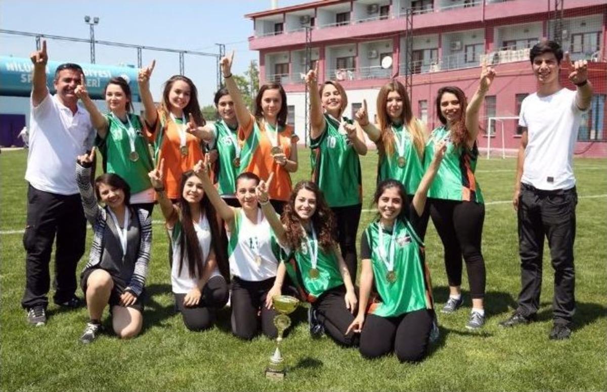 Kızlar, Futbolda Erkeklere Taş &Ccedil;ıkarttı