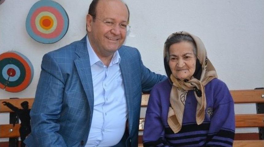 Başkan &Ouml;zakcan&rsquo;ın 50 Yıl Sonra B&uuml;y&uuml;k Buluşması
