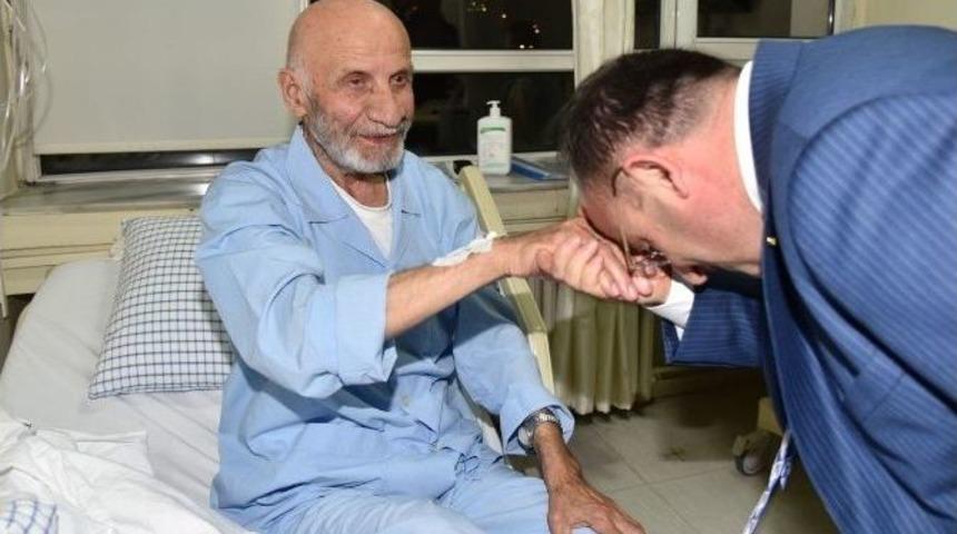 Başkan &Uuml;z&uuml;lmez, Kartepeli Hastalara Moral Verdi