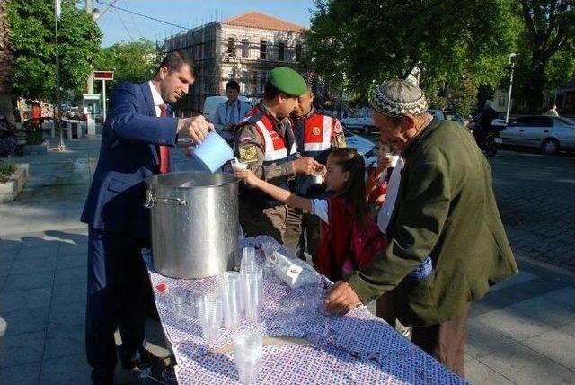 Hıdrellez Kutlamalarında Vatandaşa Süt İkramı 1