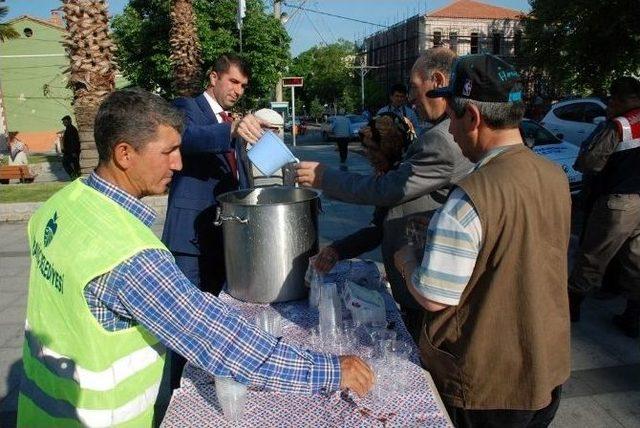 Hıdrellez Kutlamalarında Vatandaşa Süt İkramı 2