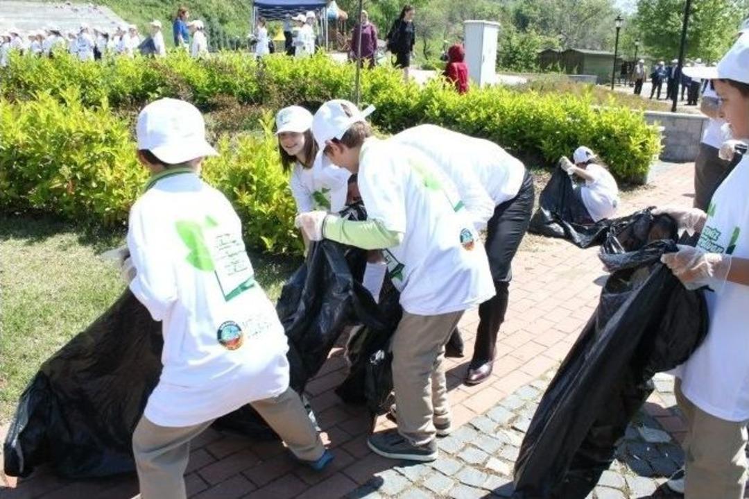 &Ouml;ğrenciler Başkan Alemdar&rsquo;la Birlikte &Ccedil;evre Temizliği Yaptı