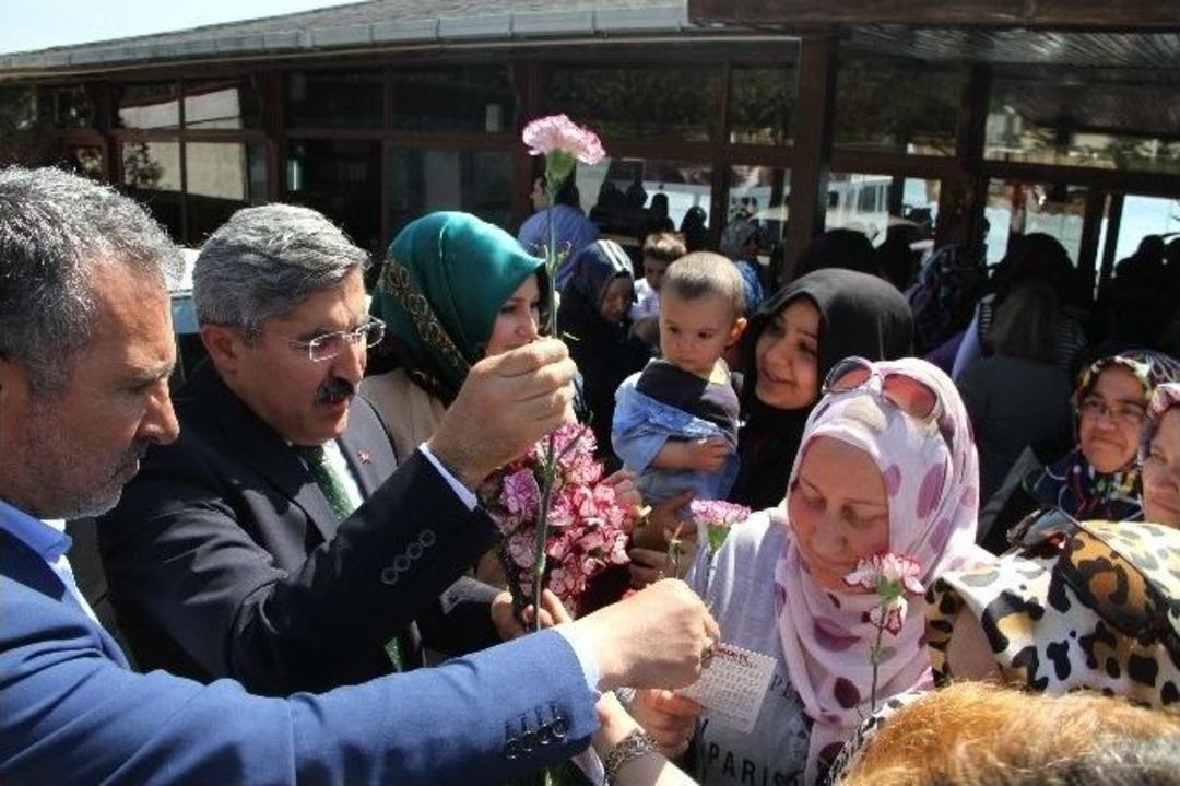 Ak Parti&rsquo;li Yayman, Coşkulu Kalabalığı G&ouml;r&uuml;nce Sandalye &Uuml;zerinde Konuştu