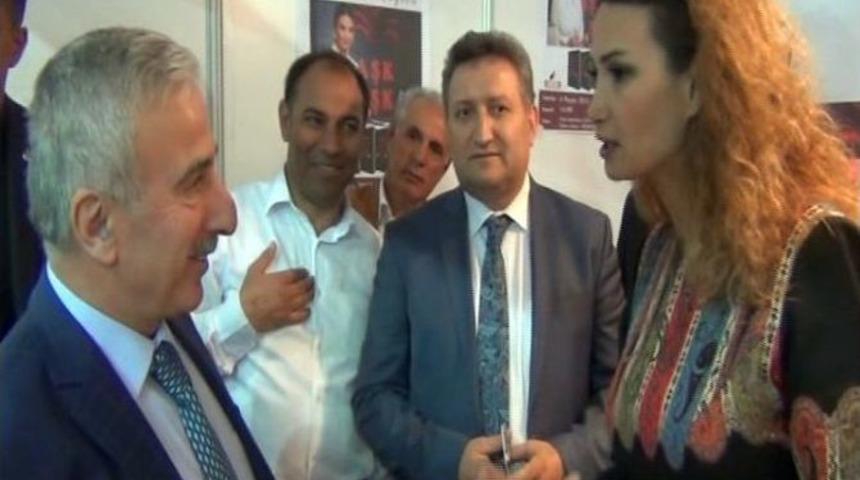 Paşayeva Kitaplarını İmzaladı