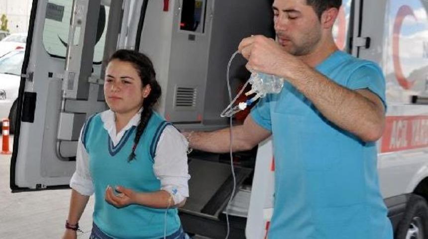 Niğde'de 8 &Ouml;ğrenci Doğum G&uuml;n&uuml; Pastasından Zehirlendi