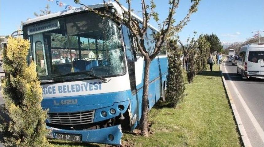 Otob&uuml;s, Otomobile &Ccedil;arpmamak İ&ccedil;in Ref&uuml;je &Ccedil;ıktı: 2 Yaralı