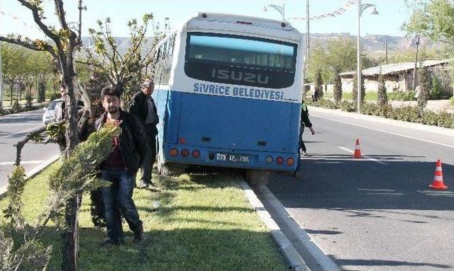 Otobüs, Otomobile Çarpmamak İçin Refüje Çıktı: 2 Yaralı