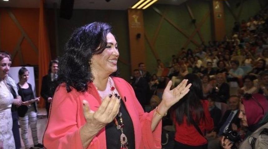 T&uuml;rkan Şoray &Ouml;ğrencilere &ldquo;anneliği&rdquo; Anlattı