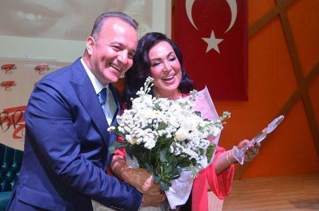 Türkan Şoray Öğrencilere “anneliği” Anlattı