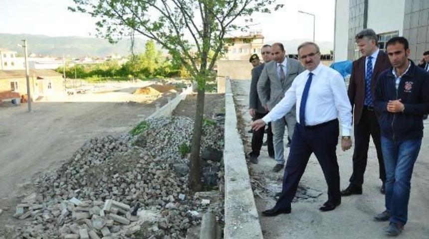 Hastane Inşaatındaki Işçiliği Beğenmeyen Vali Şantiye Şefine Fırça Attı