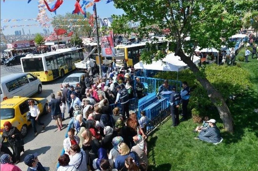 &Uuml;sk&uuml;dar&rsquo;da Mor Salkım Erguvan Ve Mimoza Şenliği
