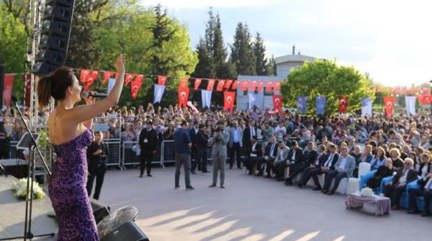 Funda Arar, Gaziantep'teki Hıdırellez Şenliklerinde Konser Verdi