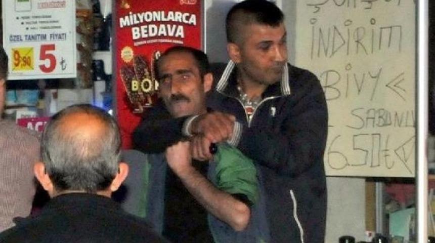 Cezaevinden Izinli &Ccedil;ıkan H&uuml;k&uuml;ml&uuml;, Bı&ccedil;akla Arkadaşını Rehin Aldı