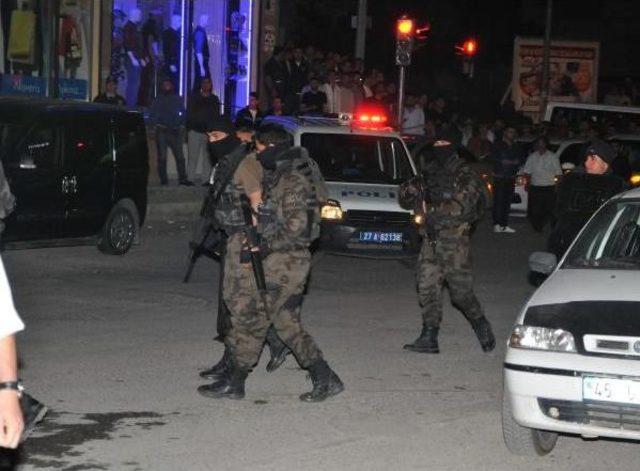 Cezaevinden Izinli Çıkan Hükümlü, Bıçakla Arkadaşını Rehin Aldı