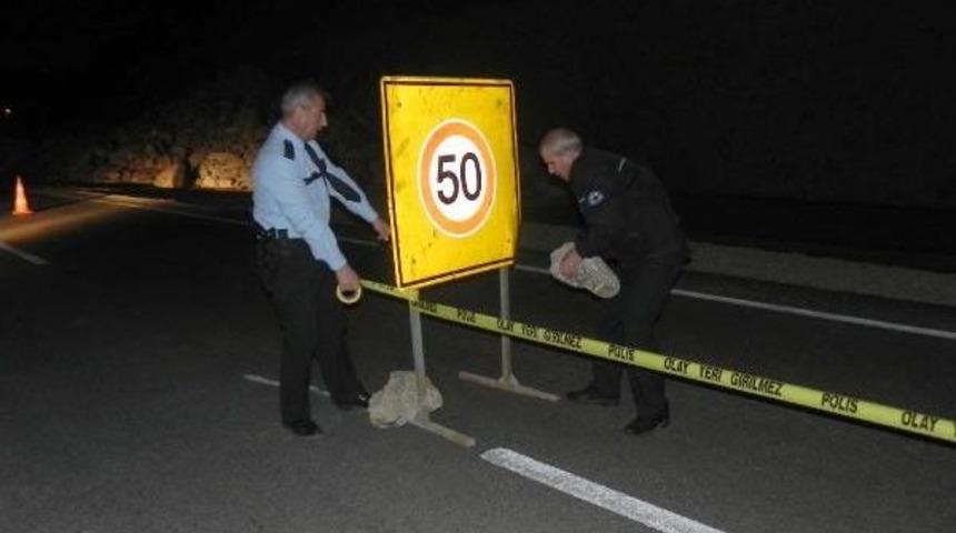 Bursa'da Dağdan Kopan Toplarca Toprak Yola Savruldu