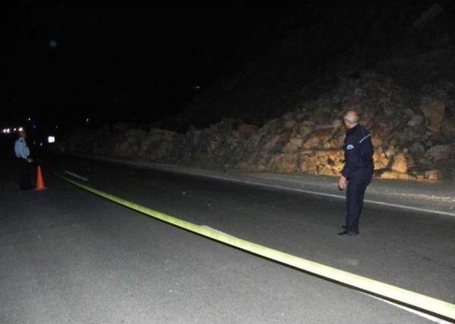 Bursa da Dağdan Kopan Toplarca Toprak Yola Savruldu 1