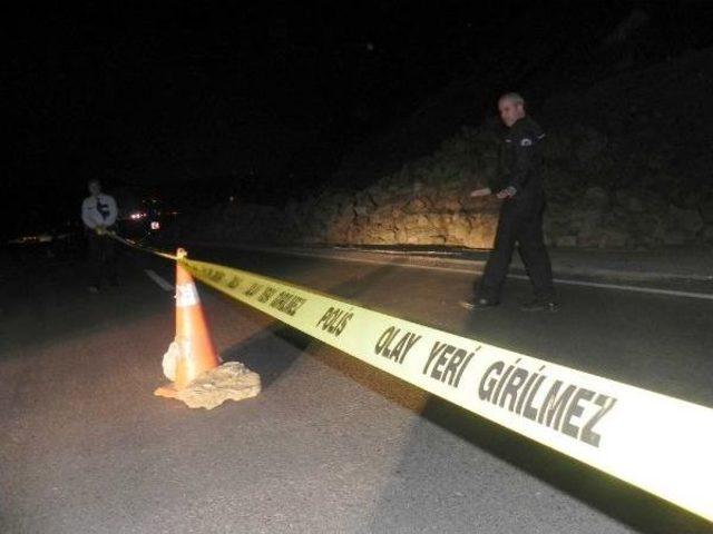 Bursa da Dağdan Kopan Toplarca Toprak Yola Savruldu 2