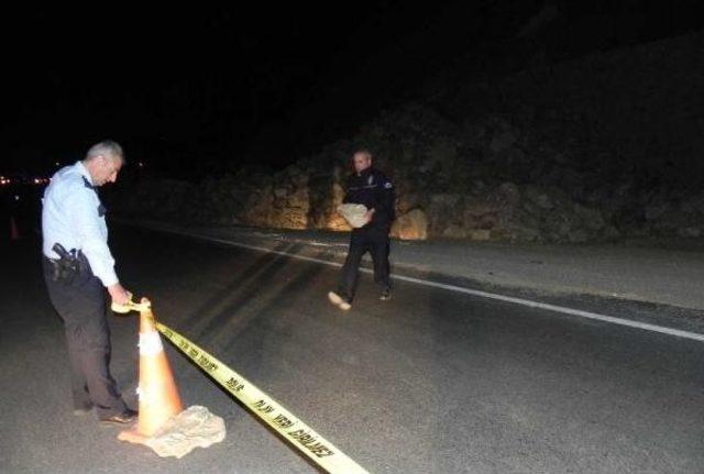 Bursa da Dağdan Kopan Toplarca Toprak Yola Savruldu 3