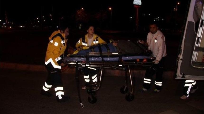 Otomobil Tramvay Yoluna Girdi: 2 Yaralı