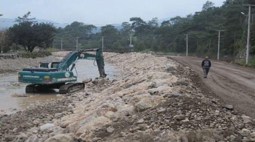 Dsi İl&ccedil;elerde Dere Islah &Ccedil;alışmalarına Devam Ediyor