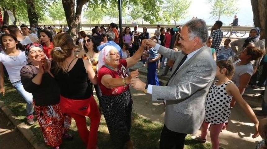 Sel&ccedil;uk&rsquo;ta Hıdırellez Coşkusu