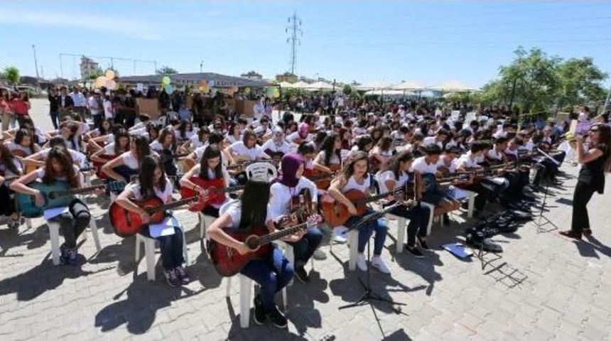 Bilim Fuarında 150 Liseliden Gitar Konseri