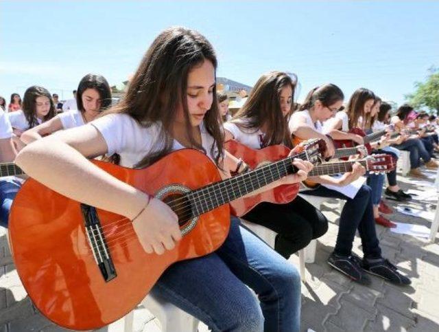 Bilim Fuarında 150 Liseliden Gitar Konseri