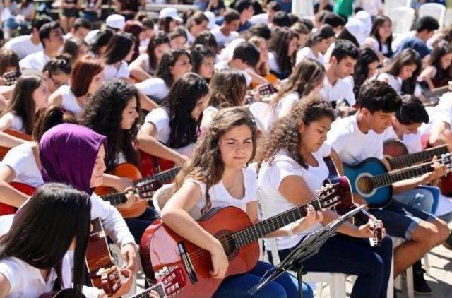 Bilim Fuarında 150 Liseliden Gitar Konseri