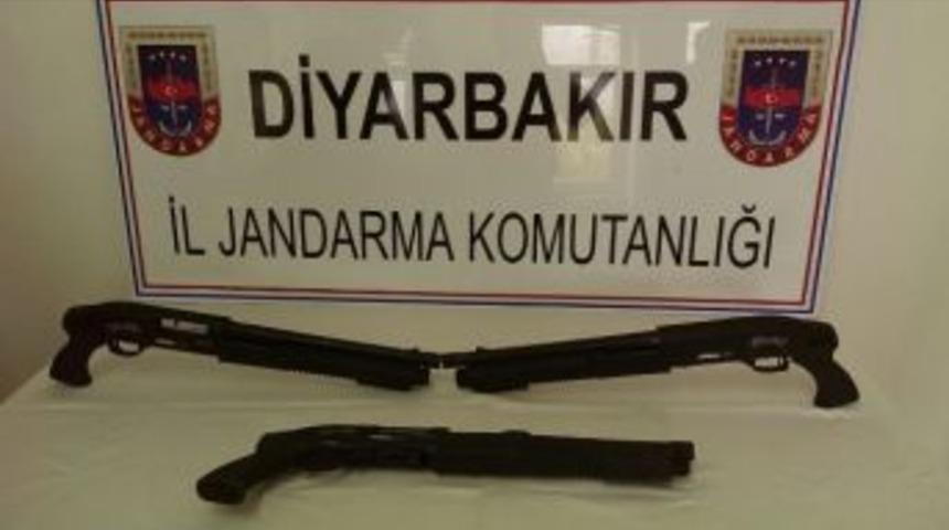 Jandarma Taş Yığınları Arasında 3 Adet Otomatik Av T&uuml;feği Ele Ge&ccedil;irdi