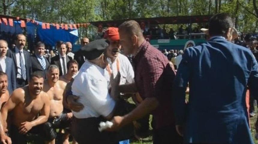 Yaşlı Adamın Fotoğraf İnadı