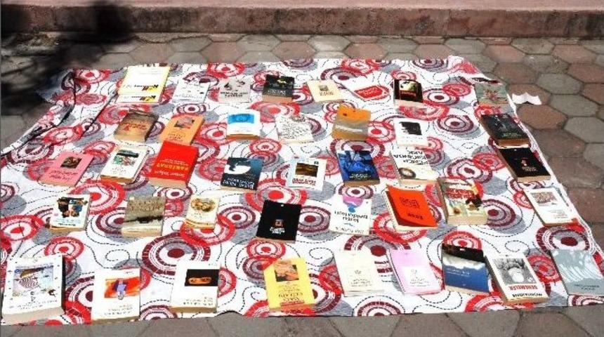 &Uuml;niversite &Ouml;ğrencisinden Y&uuml;ksek Kitap Fiyatlarına Tepki