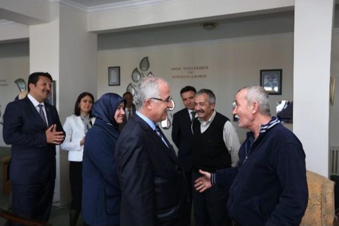 Vali Tuna Huzurevi Sakinlerini Ziyaret Etti