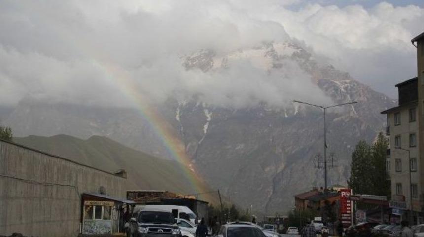 Hakkari&rsquo;de S&uuml;mb&uuml;l Dağı İle B&uuml;t&uuml;nleşen G&ouml;k Kuşağı G&uuml;zelliği