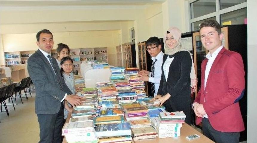 Öğrenciler Kapı Kapı Dolaşıp 7 Bin 500 Kitap Topladılar