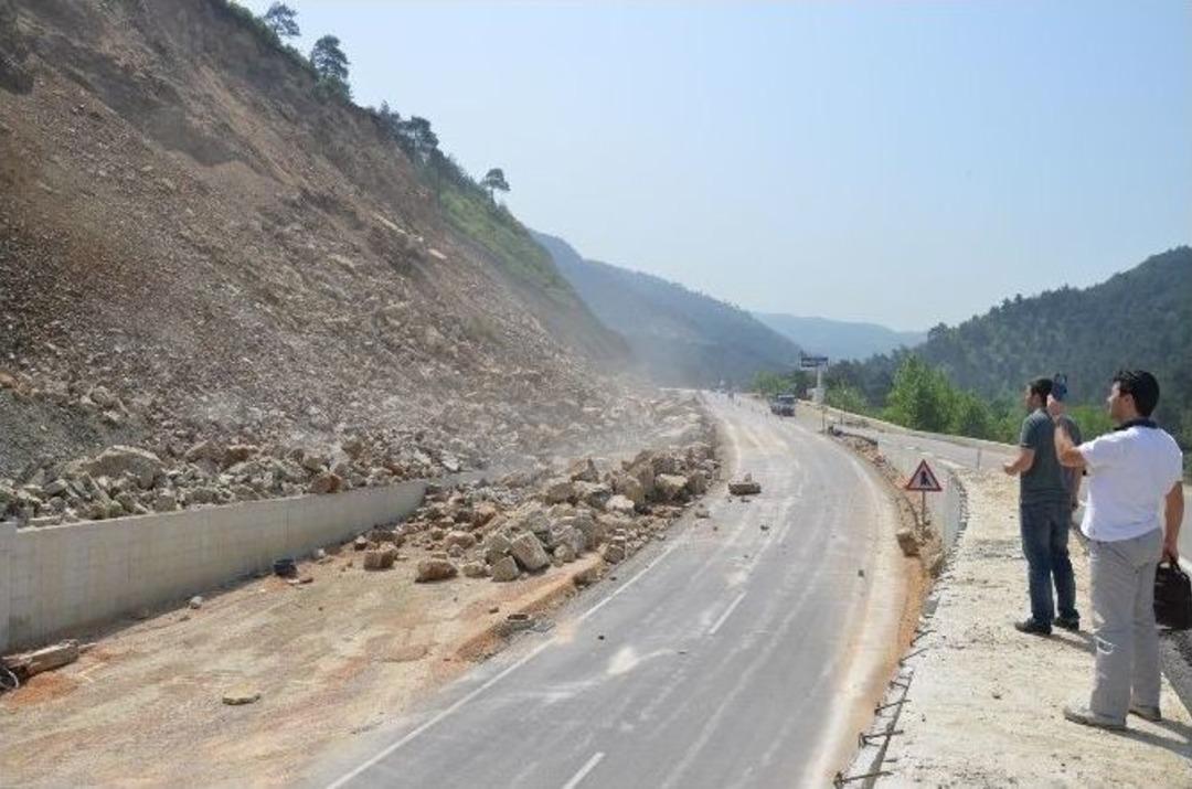 Orhaneli Yolunda Heyelan Tehlikesi S&uuml;r&uuml;yor