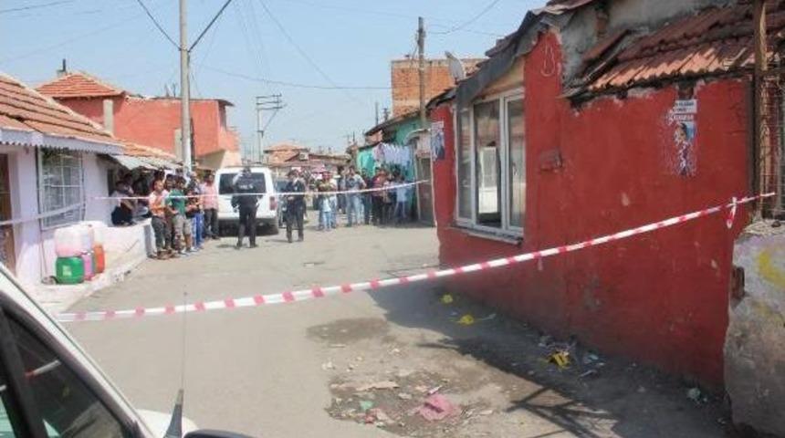 Evinin &Ouml;n&uuml;nde Av T&uuml;feğiyle &Ouml;ld&uuml;r&uuml;ld&uuml;