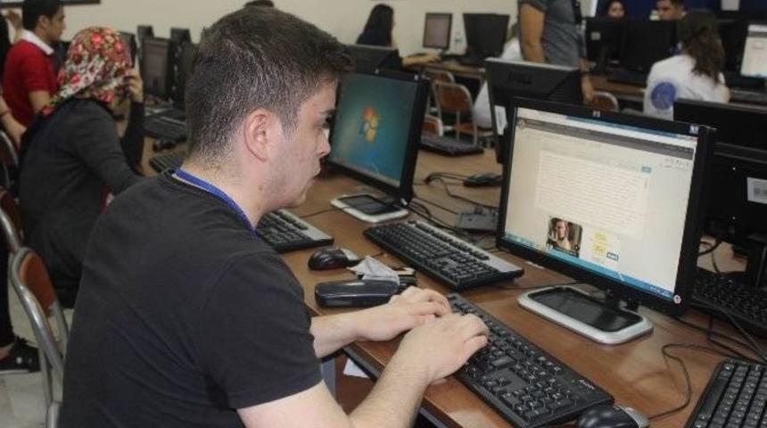 &Uuml;niversite &Ouml;ğrencileri &rsquo;ulusal Klavye Yarışması&rsquo;nda Ter D&ouml;kt&uuml;