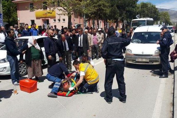 Yolun Karşısına Geçmek Isterken Hayatını Kaybetti G1