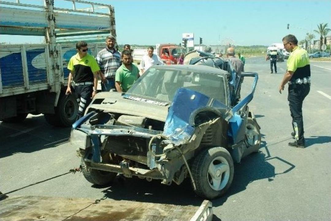 Kamyonun Altında 40 Metre S&uuml;r&uuml;klenen Otomobilden Sağ &Ccedil;ıktı