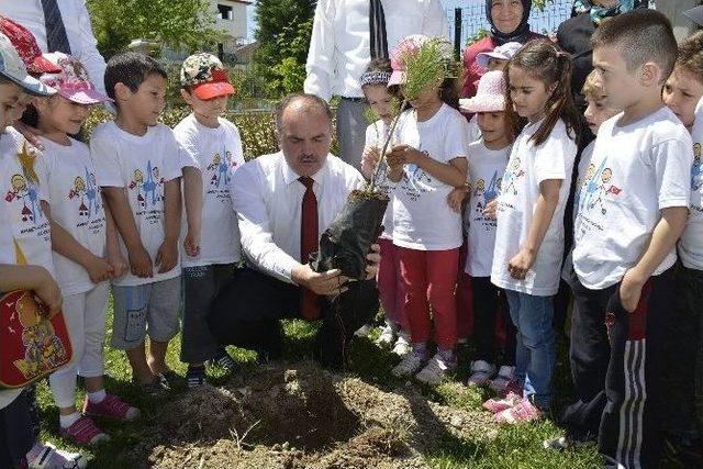 Başkan G&uuml;rlesin, Minik &Ouml;ğrencilerle Fidan Dikti 1