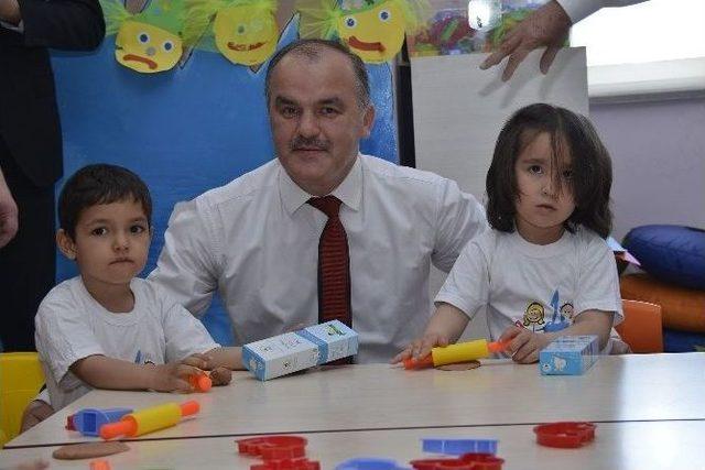 Başkan G&uuml;rlesin, Minik &Ouml;ğrencilerle Fidan Dikti 2