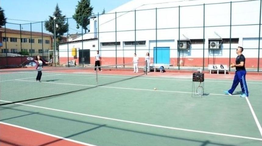 &Uuml;cretsiz Tenis Kursları Devam Ediyor
