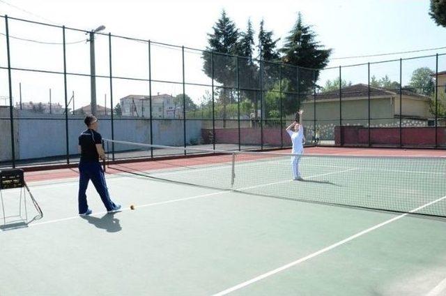 Ücretsiz Tenis Kursları Devam Ediyor