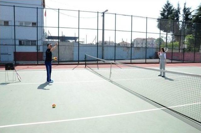 Ücretsiz Tenis Kursları Devam Ediyor