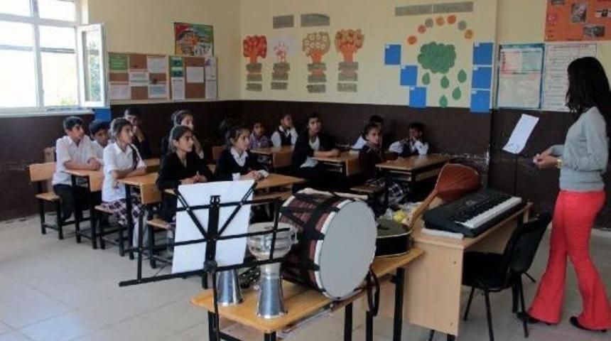 Silopi&rsquo;De K&ouml;y Okulunda &Ouml;ğrencilerin M&uuml;zik Aletleri Sevinci