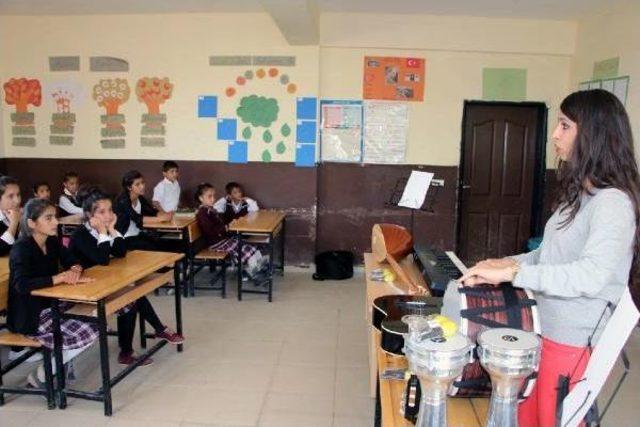 Silopi’De Köy Okulunda Öğrencilerin Müzik Aletleri Sevinci