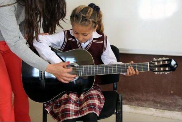 Silopi’De Köy Okulunda Öğrencilerin Müzik Aletleri Sevinci