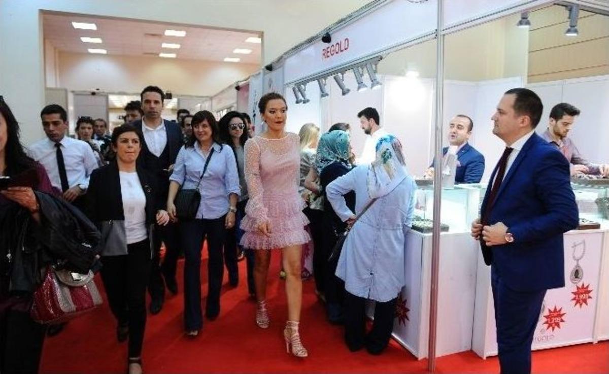 Pop M&uuml;ziğin Krali&ccedil;esi Demet Akalın, M&uuml;cevher Fırsat G&uuml;nleri&rsquo;nin Krali&ccedil;esi Oldu