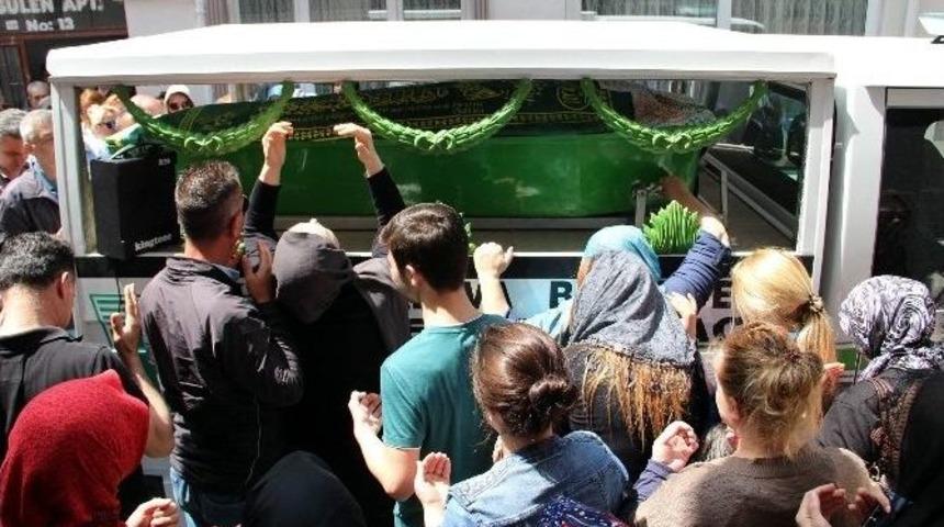 Eski Kocasının &Ouml;ld&uuml;rd&uuml;ğ&uuml; Kadın G&ouml;z Yaşları Arasında Son Yolculuğuna Uğurlandı