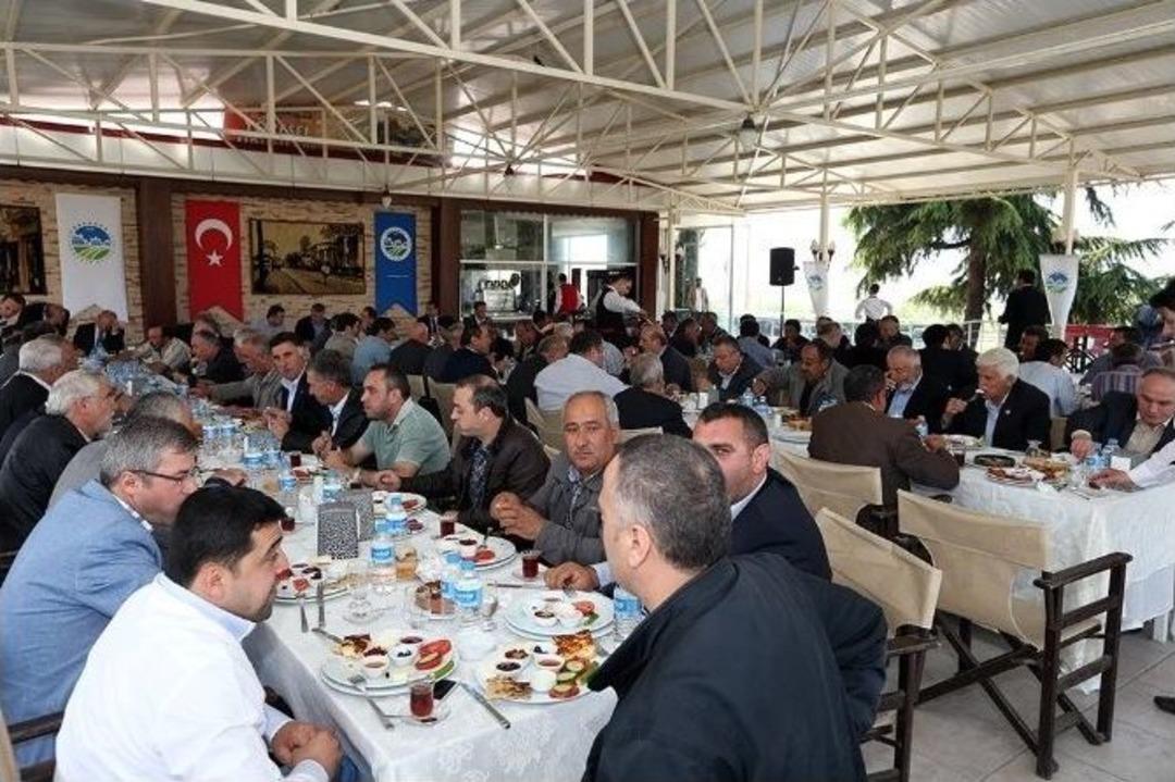 Başkan Zeki To&ccedil;oğlu Geyve&rsquo;de Muhtarlarla Bir Ardaya Geldi